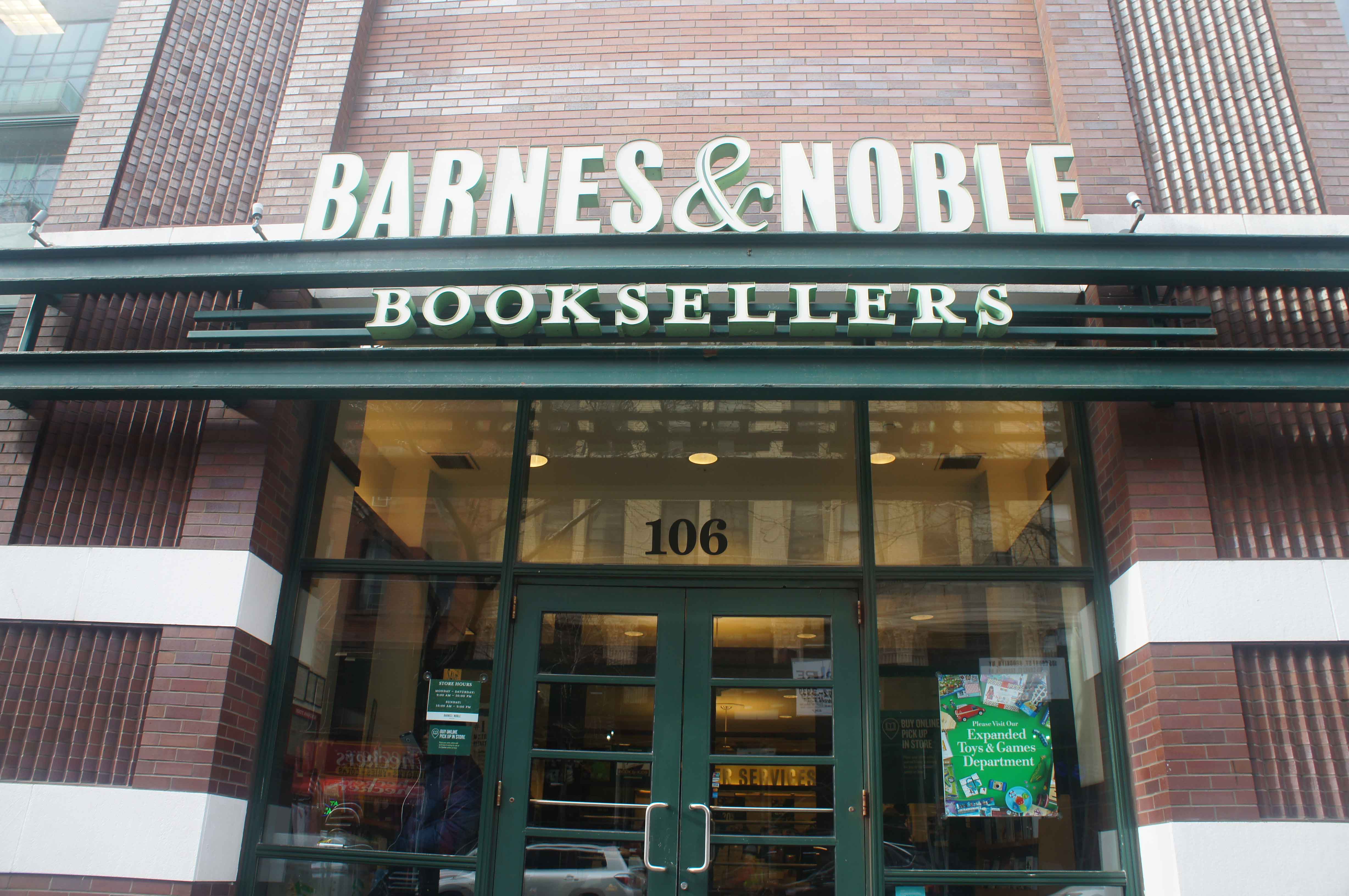 From local shops to nationally loved brand-name stores like Barnes & Noble, shown here, Brooklyn Heights has everything you could ask for, right in your neighborhood